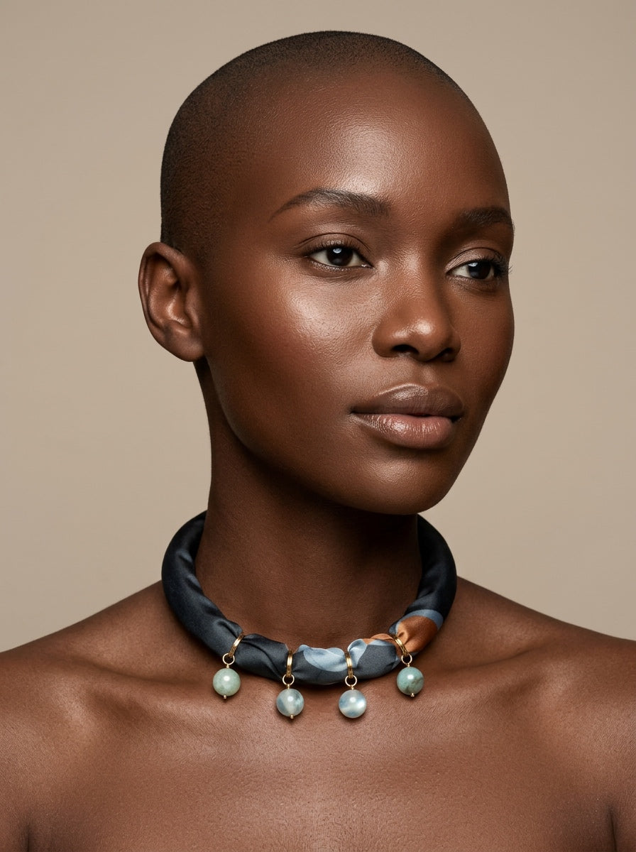COLLAR PAÑOLETA MUÑECA AZUL