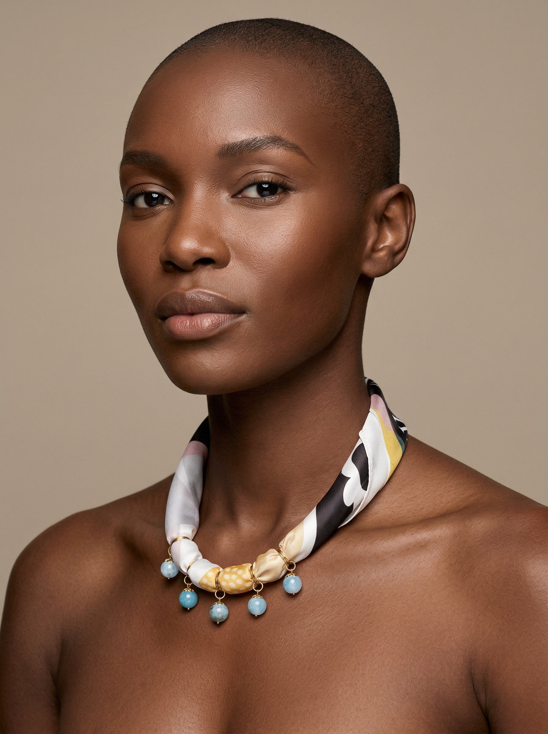 COLLAR PAÑOLETA NEGRA